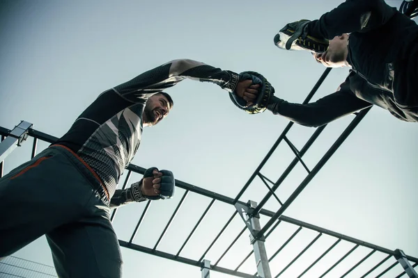 Entusiasta Optimista Boxeador Mma Dominando Sus Golpes Sonriendo Entrenador —  Fotos de Stock