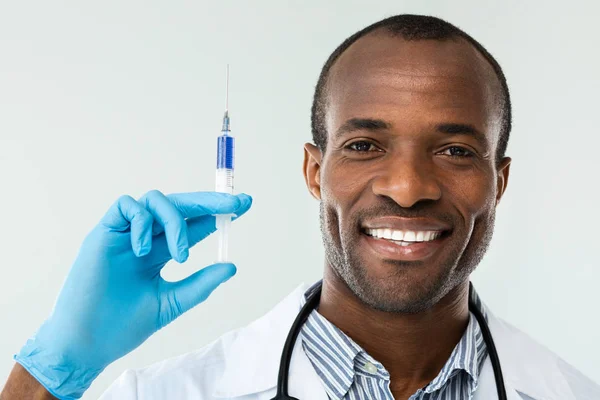 Médico Feliz Médico Profissional Positivo Segurando Uma Seringa Enquanto Sorri — Fotografia de Stock