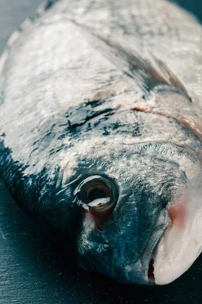 Primer Plano Pescado Fresco Sin Cocer Con Cuerpo Limpio Acostado — Foto de Stock