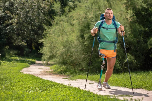 Jovem Motivado Sofrendo Paralisia Enquanto Tentava Caminhar Nórdico — Fotografia de Stock