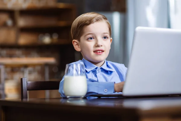 Potěšený malý chlapec, který odpočívá v Internetu — Stock fotografie