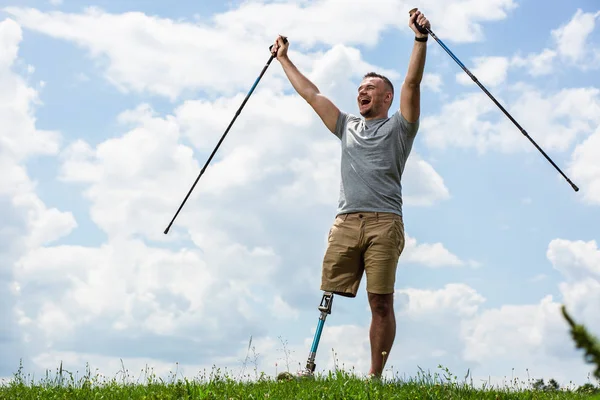 Boldog Kellemes Ember Kezében Kezét Miközben Élvezi Nordic Walking Botok — Stock Fotó