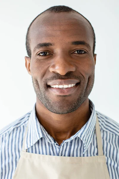 喜びに満ちあふれる白い背景に立ちながら微笑むポジティブなハンサムなアフロアメリカ人男性のクローズアップ — ストック写真