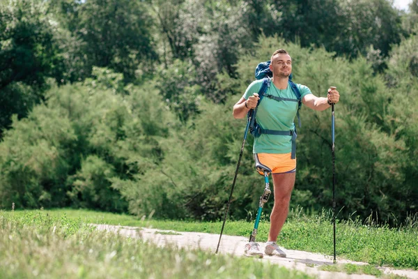 Jovem Motivado Com Prótese Tentando Andar Nórdico Enquanto Desfruta Atividades — Fotografia de Stock
