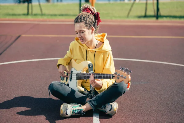 Mujer Joven Relajada Con Rastas Usando Ropa Deportiva Sentada Campo — Foto de Stock