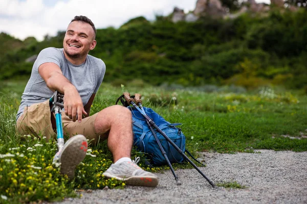 Delighted Young Man Resting Grass Touristic Sport Activities — Stock Photo, Image