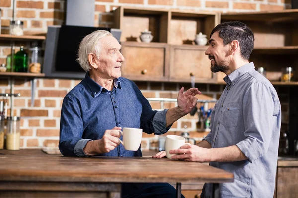 Csak Beszélj Kellemes Idős Ember Beszél Apját Miközben Iszik Kávét — Stock Fotó