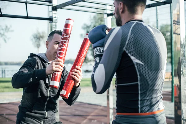 Zorgvuldige Trainer Met Twee Boks Stokken Voor Zijn Gezicht Terwijl — Stockfoto