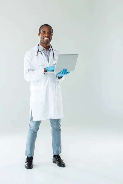 Positive Lebenseinstellung Gut Gelaunter Arzt Hält Seinen Laptop Vor Weißem — Stockfoto