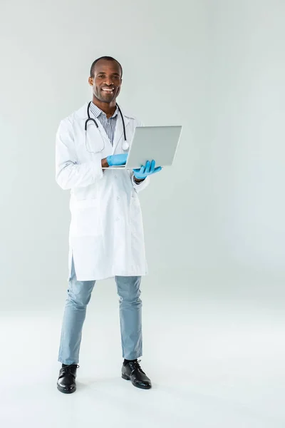 Positieve Levenshouding Vrolijke Knappe Dokter Die Zijn Laptop Vasthoudt Terwijl — Stockfoto