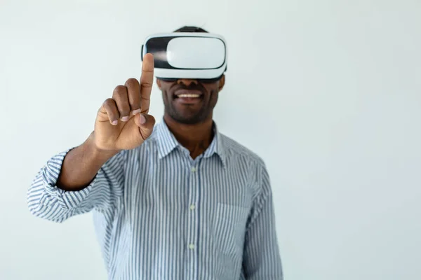 Berührende Realität Fröhlich Lächelnder Afroamerikanischer Mann Mit Brille Beim Berühren — Stockfoto