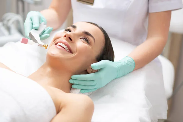 Emotional Young Woman Smiling Enjoying Pleasant Procedure Cool Oxygen Lift — Stock Photo, Image