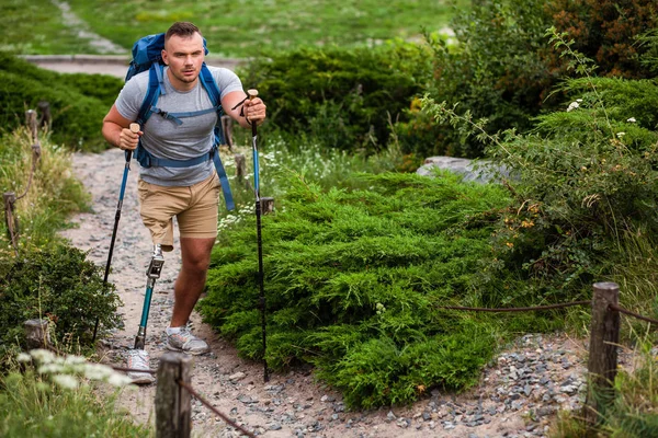 Zelfverzekerde Jongeman Met Prothese Met Een Nordic Walking Activiteit Terwijl — Stockfoto