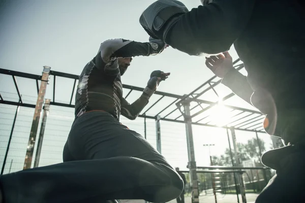 Geconcentreerde Professionele Mma Sportman Traint Met Zijn Sportpartner Zet Knie — Stockfoto