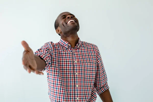 Χάρηκα Που Είδα Χαρούμενος Αφροαμερικανός Άνθρωπος Κάνει Μια Χειραψία Ενάντια — Φωτογραφία Αρχείου
