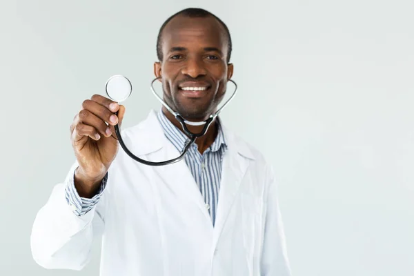 Pronto Para Usar Médico Afro Americano Alegre Usando Estetoscópio Enquanto — Fotografia de Stock