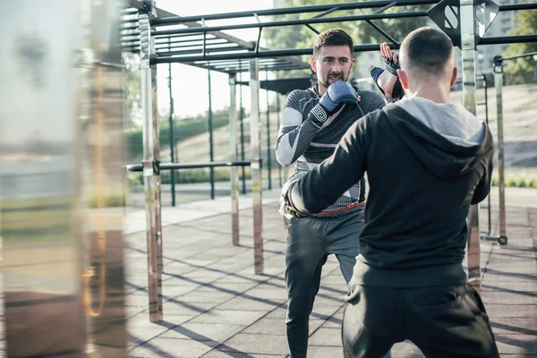 Taille Van Professionele Mma Boxer Staande Voor Zijn Betrouwbare Trainer — Stockfoto