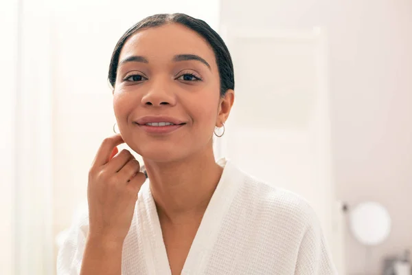 Foto Cerca Joven Hermosa Mujer Albornoz Blanco Pie Sola Sonriendo — Foto de Stock