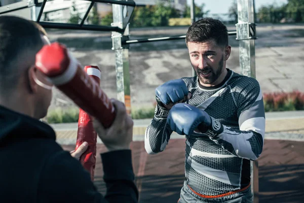 Boxeador Profesional Mma Concentrado Que Tiene Entrenamiento Aire Libre Campo —  Fotos de Stock