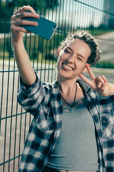 Alegre Emocional Dama Sonriendo Mostrando Lengua Mientras Toma Divertido Selfies — Foto de Stock