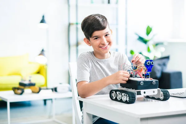 Bom Menino Otimista Construindo Robô Enquanto Prepara Para Aulas Engenharia — Fotografia de Stock