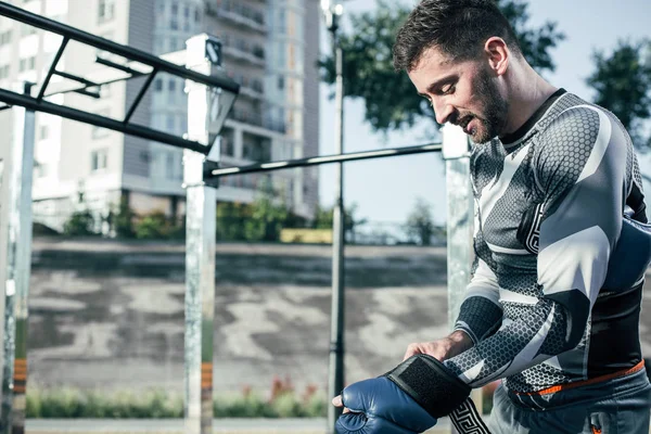 Boxeador Optimista Seguro Pie Campo Deportes Sonriendo Mientras Pone Guantes — Foto de Stock