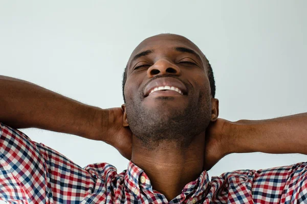 Siento Feliz Primer Plano Del Hombre Afroamericano Encantado Cerrando Los — Foto de Stock