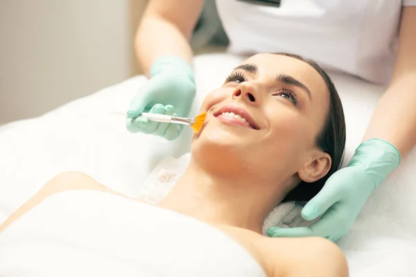 Jovem Mulher Positiva Relaxando Sorrindo Enquanto Uma Escova Macia Tocando — Fotografia de Stock