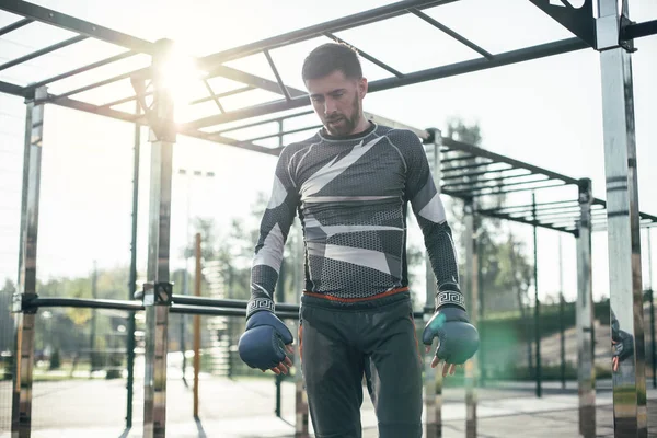 Kalm Moe Jonge Man Dragen Bokshandschoenen Kijken Attent Training — Stockfoto