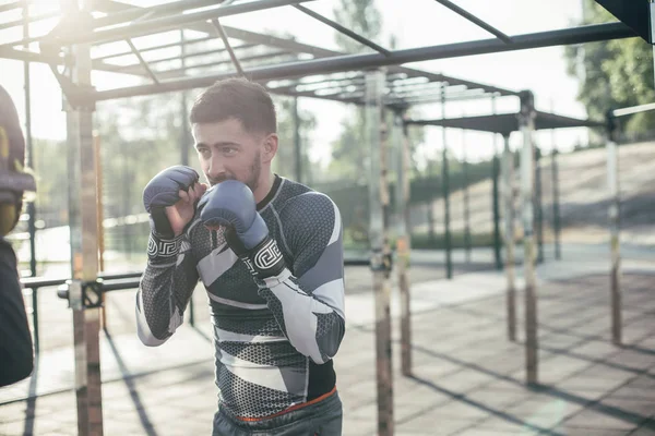 Entusiasta Boxeador Profesional Poniendo Manos Arriba Realizando Sus Posturas Aire —  Fotos de Stock