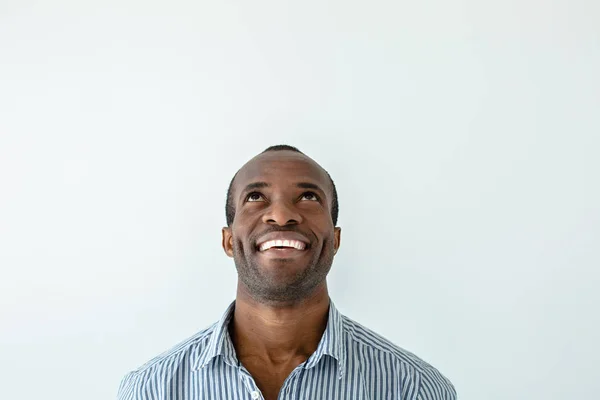 Úspěšný Pohled Veselý Pohledný Afroamerický Muž Který Usmívá Stojí Proti — Stock fotografie