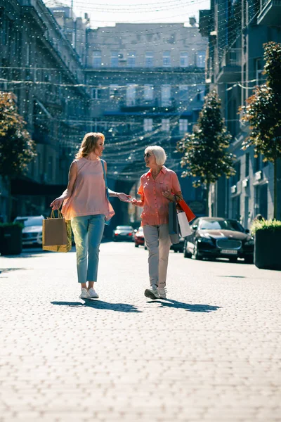 Mujer Feliz Caminando Con Anciana Madre Sonriendo Bolsas Papel Colores — Foto de Stock