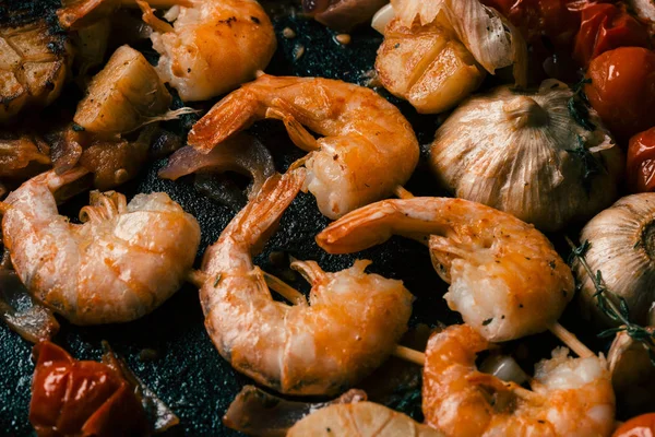 Delicious Headless Shrimps Wooden Picks Lying Stewed Garlic Tomatoes — Stock Photo, Image