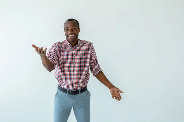 Vere Emozioni Allegro Adulto Afro Americano Uomo Sorridentecorridente Sfondo Bianco — Foto Stock