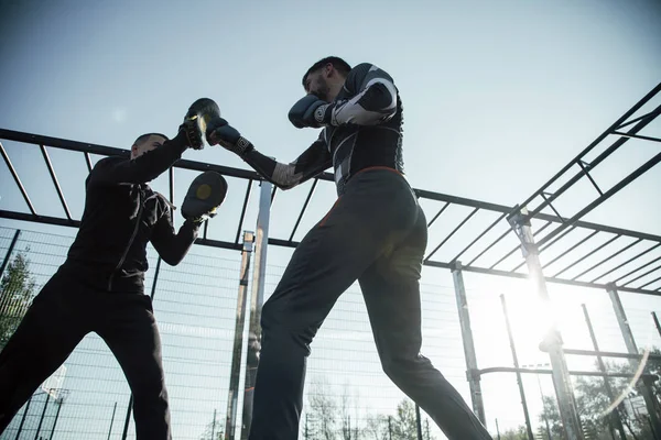 Foto Lacônica Jovem Boxeador Mma Campo Esportivo Com Seu Treinador — Fotografia de Stock