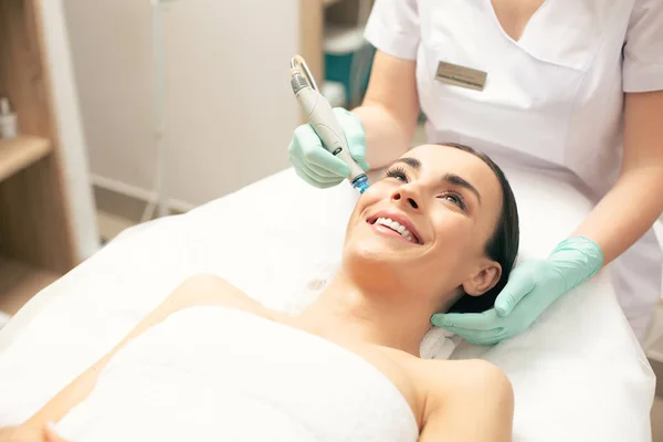 Szczęśliwa Młoda Kobieta Odwiedza Jej Kosmetologa Przechodzi Przyjemną Procedurę Urządzeniem — Zdjęcie stockowe