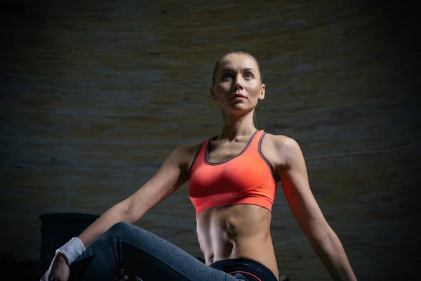 Menina Atraente Vestindo Roupas Esportivas Olhando Atentamente Para Distância Tendo — Fotografia de Stock