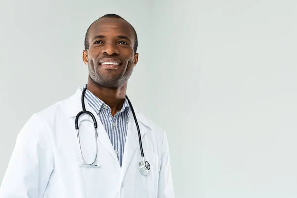 İşime güvenen., Pozitif yakışıklı afro amerikan doktor beyaz arka plan karşı dururken gülümseyen