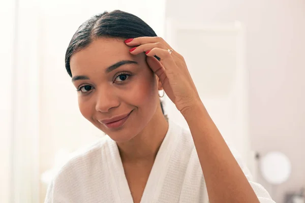 Primer Plano Tranquila Mujer Alegre Pie Albornoz Sonriendo Mientras Toca — Foto de Stock