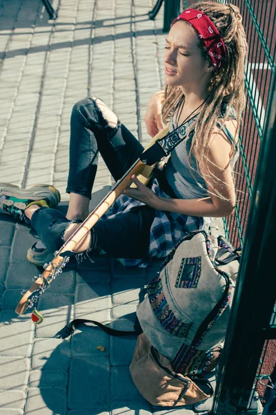 Calm Young Talented Lady Sitting Ground Chain Link Fence Singing — Stock Photo, Image