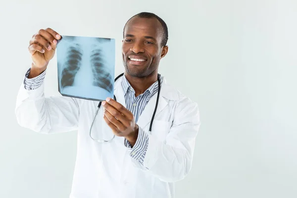 Analysons Joyeux Médecin Expérimenté Tenant Une Radiographie Tout Tenant Debout — Photo