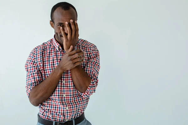 Escondas Emociones Hombre Afro Americano Positivo Sosteniendo Mano Cara Mientras — Foto de Stock