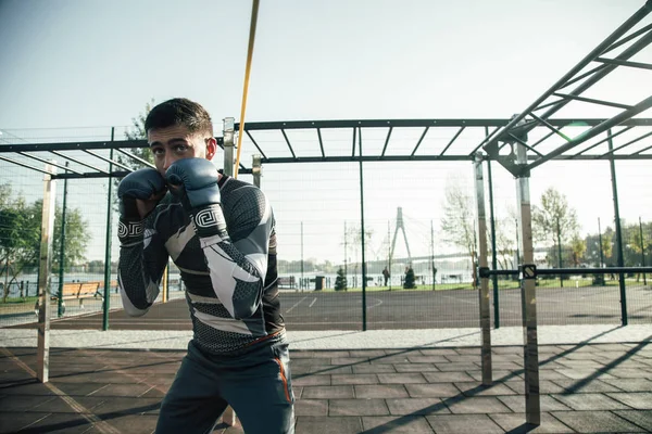 Foto Lacónica Boxeador Serio Mma Parado Solo Campo Deportes Realizando —  Fotos de Stock