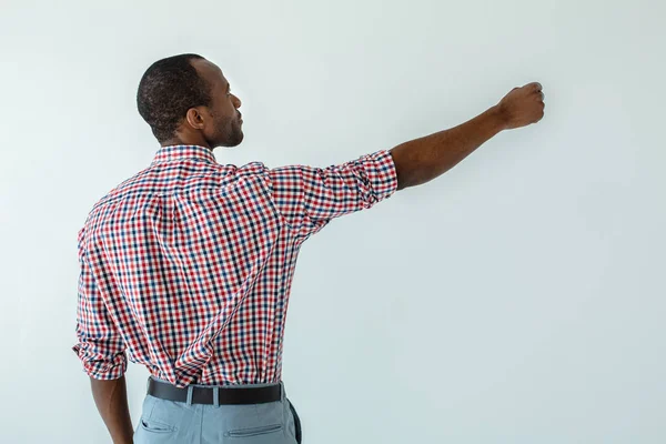 Hazlo Explícito Cintura Hacia Arriba Professiaonl Hombre Afroamericano Agradable Escribiendo — Foto de Stock