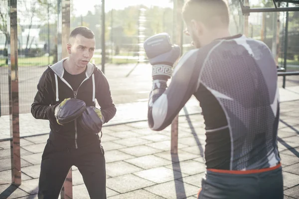 Entrenador Profesional Con Manoplas Enfoque Sus Manos Mirando Boxeador Profesional —  Fotos de Stock