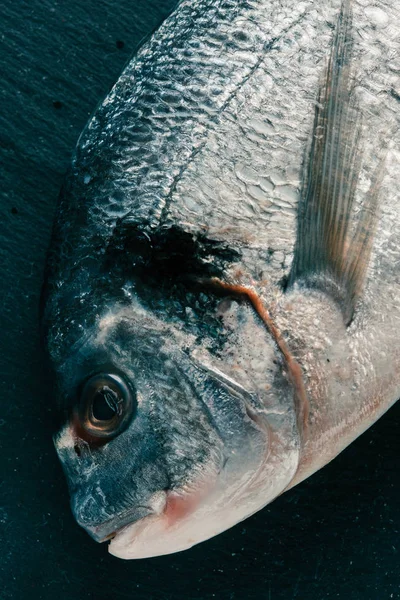 Vista Superior Pescado Fresco Sin Cocer Acostado Superficie Piedra Negra — Foto de Stock