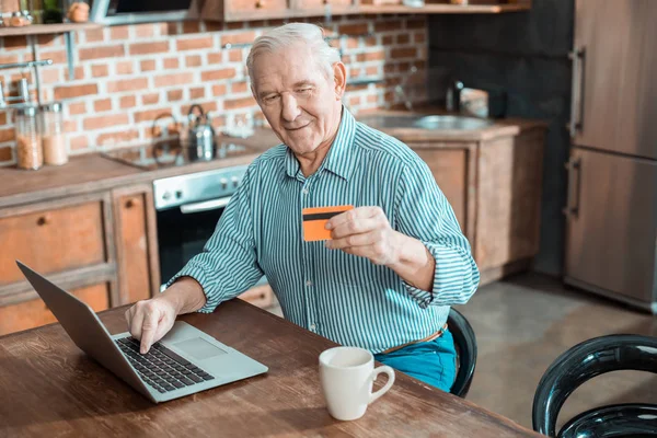 Innovaciones Progresivas Feliz Anciano Agradable Sosteniendo Una Tarjeta Crédito Haciendo — Foto de Stock