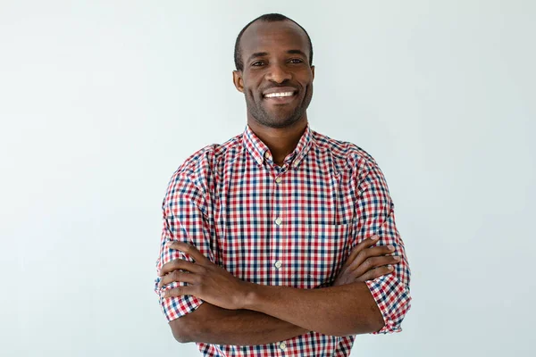 Sebevědomý Postoj Pas Příjemného Hezkého Afroamerického Muže Usmívajícího Skládáním Rukou — Stock fotografie