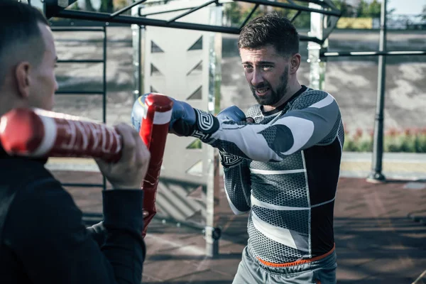 Entusiasta Boxeador Profesional Mma Teniendo Entrenamiento Con Palos Boxeo Campo —  Fotos de Stock