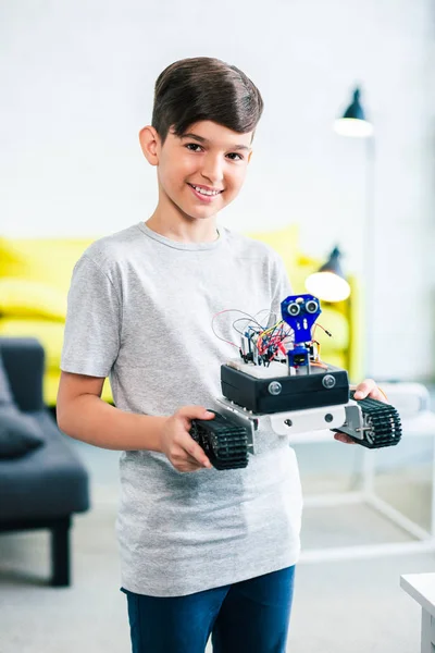 Bom Sorrindo Garoto Inteligente Segurando Robô Moderno Feito Por Ele — Fotografia de Stock